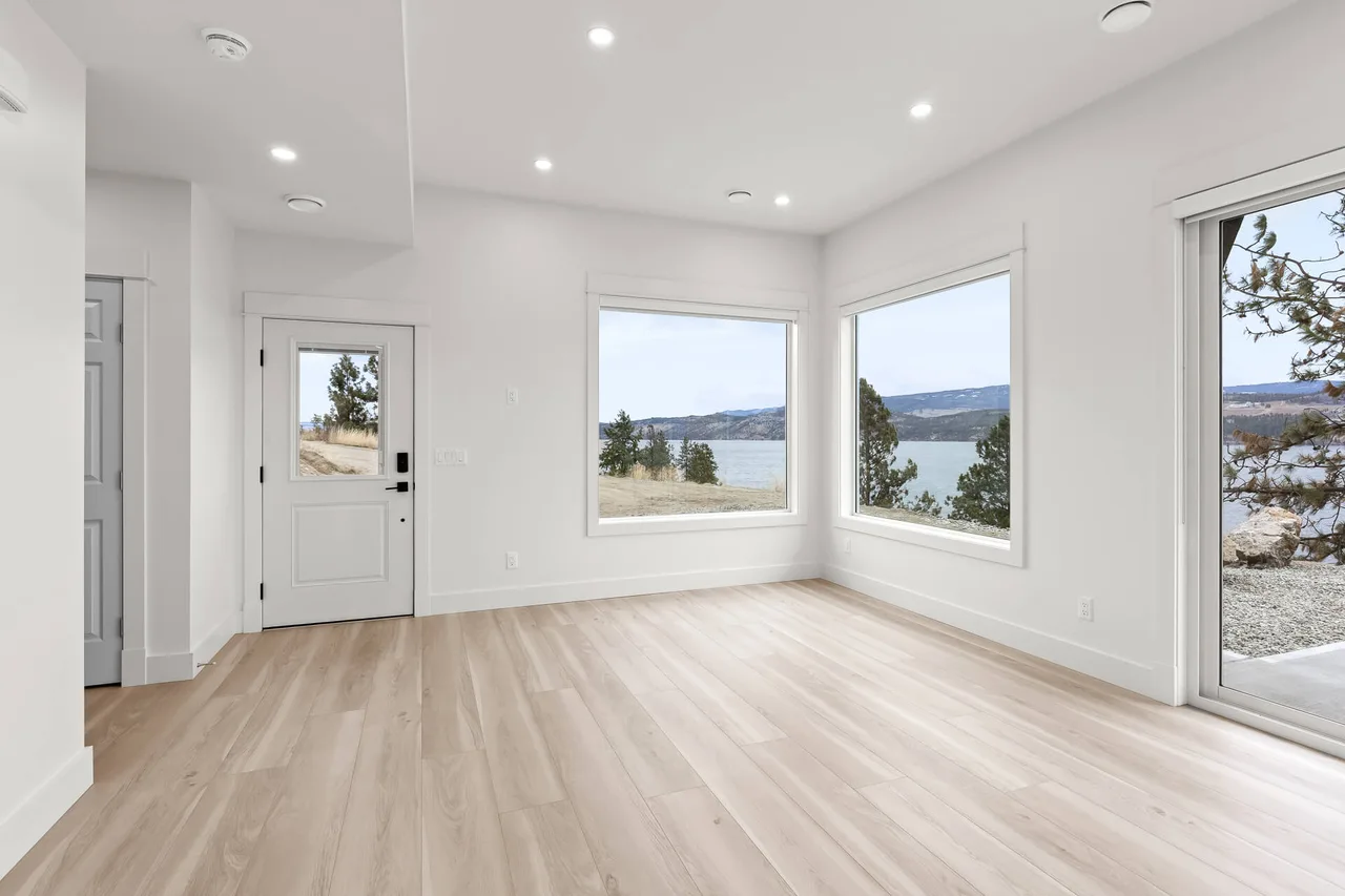 The entry and dining area, with lake views through two corners of windows